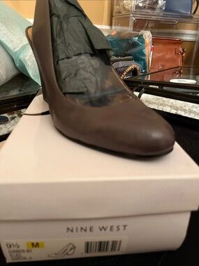 Nine West Charcoal Leather Pump